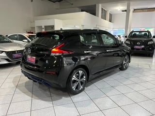 Foto de um nissan leaf aut. (elétrico).