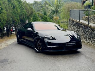 Foto de um porsche taycan 4s.