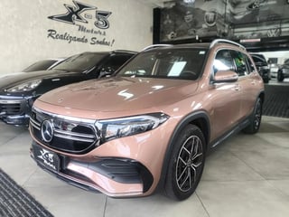 Foto de um mercedes-benz eqb 250 250 (elétrico).