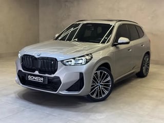 Foto de um bmw ix1 ix 1 xdrive 30 m sport (elétrico) 2024.