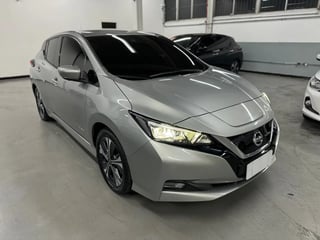 Foto de um nissan leaf elétrico 2022 financio.