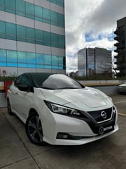 Foto de um nissan leaf 2022.