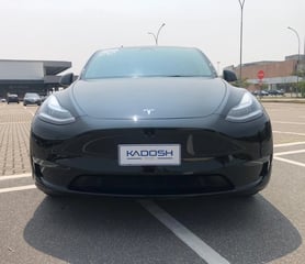 Foto de um tesla model y p100d perfomarce.