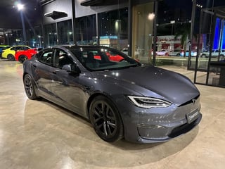 Foto de um tesla model s plaid eletrico.