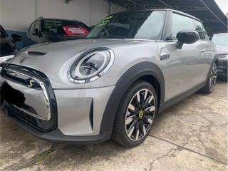 Foto de um mini cooper elétrico s 2024 só 200km.