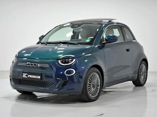 Foto de um fiat 500e 500 icon elétrico.