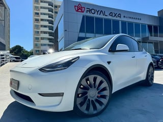 Foto de um tesla model y 2021 p100d long range performance awd elétrico.