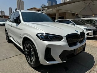 Foto de um bmw ix 3 elétrico m sport 2023.