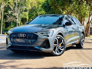 Foto de um audi e-tron performance black - 2023 - elétrico - extra - baixo km.