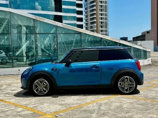 Foto de um mini cooper elétrico  se top collection  2022/2022.