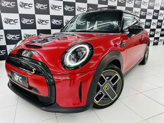 Foto de um mini cooper 2022 se top 2p elétrico.