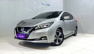 Foto de um nissan leaf aut. (elétrico).