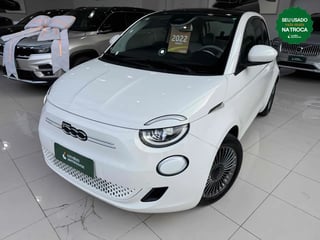 Foto de um fiat 500e 2022 icon elétrico.