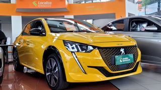 Foto de um peugeot e-208 208  gt elétrico top de linha.