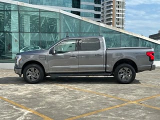 Foto de um ford f-150 f150 elétrica  lightning 2022.