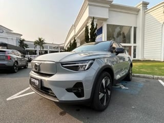 Foto de um volvo xc40 p6 recharge electric plus.