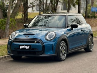 Foto de um mini cooper se top 2p elétrico.