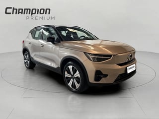 Foto de um volvo xc40 p6 22/23 100% elétrico.