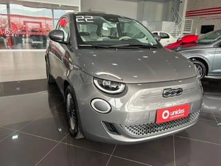 Foto de um fiat 500e icon 2022.