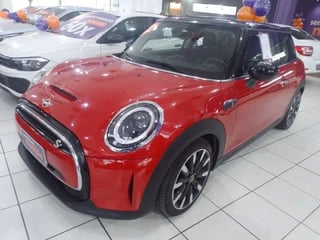 Foto de um mini cooper se exclusive 3p (elétrico).