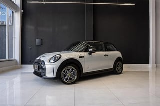 Foto de um mini cooper se exclusive 2p elétrico.