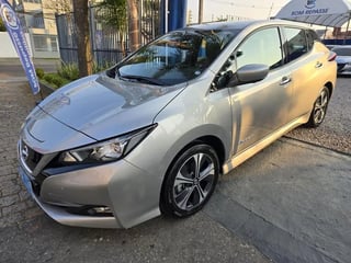 Foto de um nissan leaf tekna 2022 / 100% elétrico.