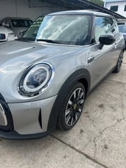 Foto de um mini cooper eletrico 2024 zero.