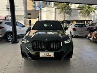 Foto de um bmw ix 1 xdrive 30 m sport (elétrico).