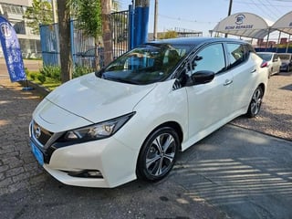 Foto de um nissan leaf tekna 2022.