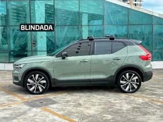 Foto de um volvo xc40 recharge pe  blindado.