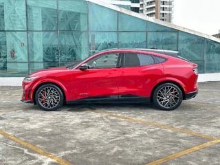 Foto de um ford mustang mach e gt performance (elétrico) 2023/2023.