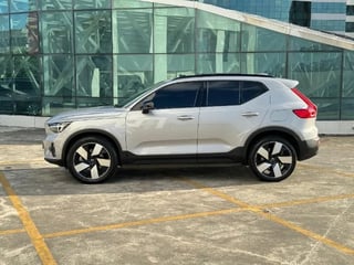 Foto de um volvo xc40 ultimate elétrica  2023.