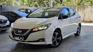 Foto de um nissan leaf tekna eletrico 2020 105.000 km branco.