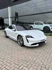 Foto de um porsche taycan turbo 2022 elétrico.