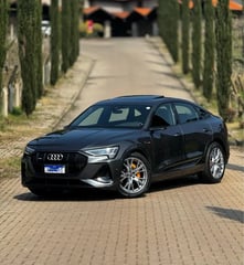 Foto de um audi e-tron sportback performance black elétrico - q3 q5 a4 a5 bmw x6.