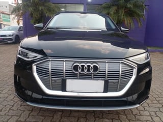 Foto de um audi e-tron blindado.