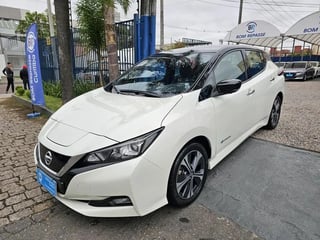 Foto de um nissan leaf tekna 2022.