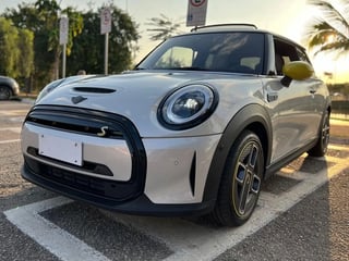 Foto de um mini cooper se top 2p elétrico.