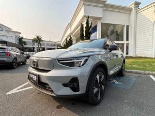 Foto de um volvo xc40 p6 rechardge electric plus.