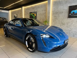 Foto de um porsche taycan 4s (elétrico).