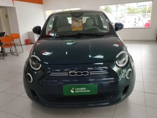 Foto de um fiat 500e icon  com teto solar.