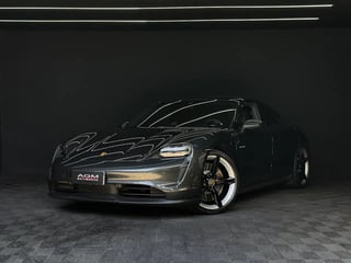 Foto de um porsche taycan 4s elétrico.