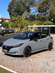 Foto de um nissan leaf 2023 apeans 700 km rodados estado de 0km.