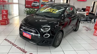 Foto de um fiat 500e icon 2022.