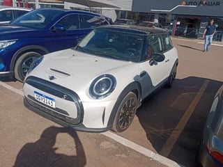 Foto de um mini cooper se exclusive 2p eletrico.