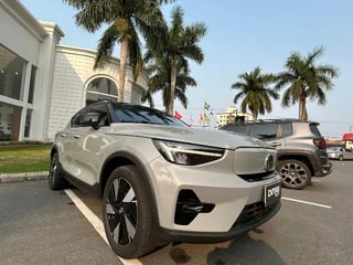 Foto de um volvo xc40 p6 recharge electric plus 2024.