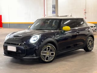 Foto de um mini cooper se top collection elétrico 2022 mais barato da web impecável.