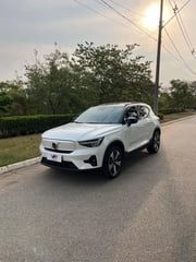 Foto de um volvo xc40 xc 40 recharge plus (elétrico).