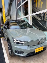 Foto de um volvo xc40 p8 recharge electric bev pure awd.