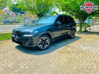 Foto de um bmw ix 3 2023 elétrico m sport.